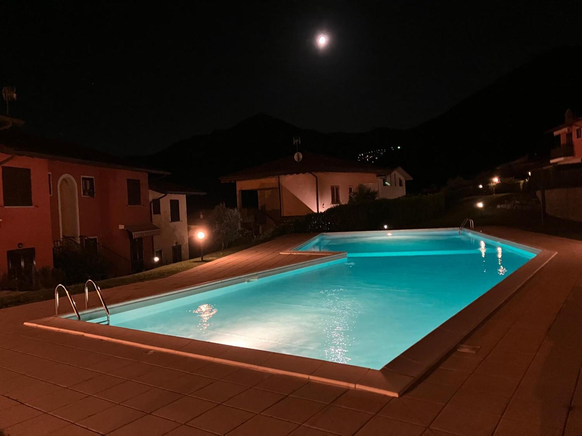 Happy Guest Apartments - Lake View And Pool Riva di Solto Ngoại thất bức ảnh
