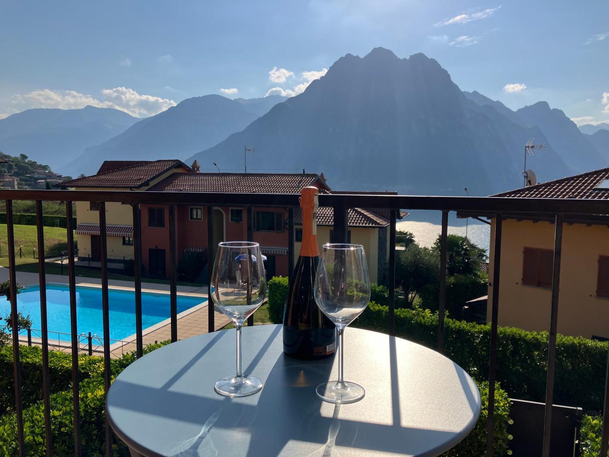 Happy Guest Apartments - Lake View And Pool Riva di Solto Ngoại thất bức ảnh