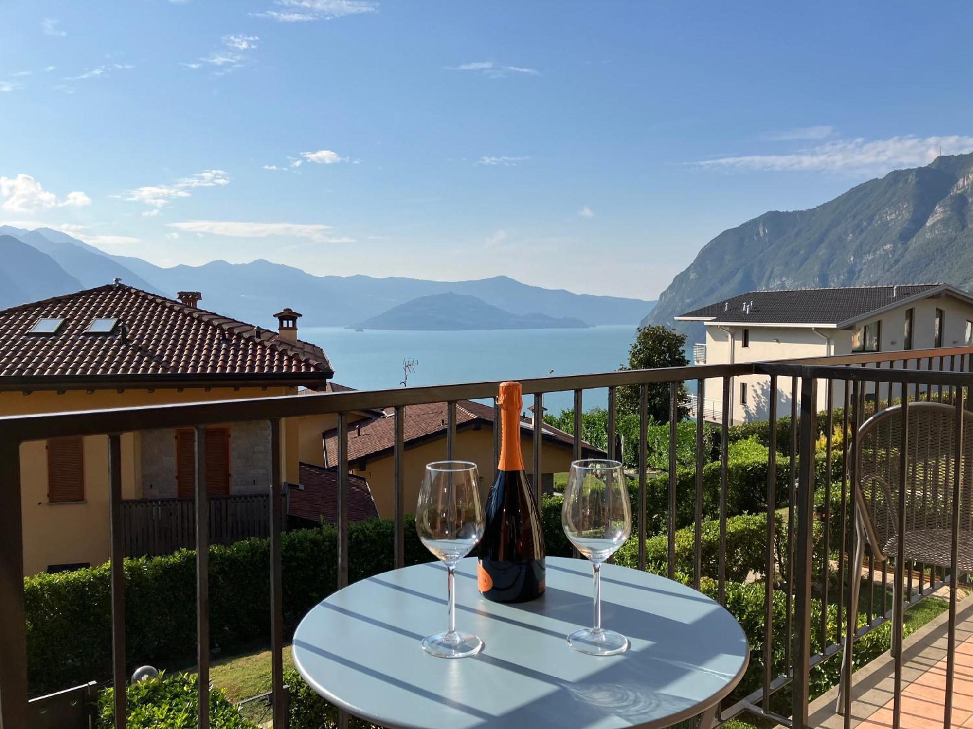 Happy Guest Apartments - Lake View And Pool Riva di Solto Ngoại thất bức ảnh