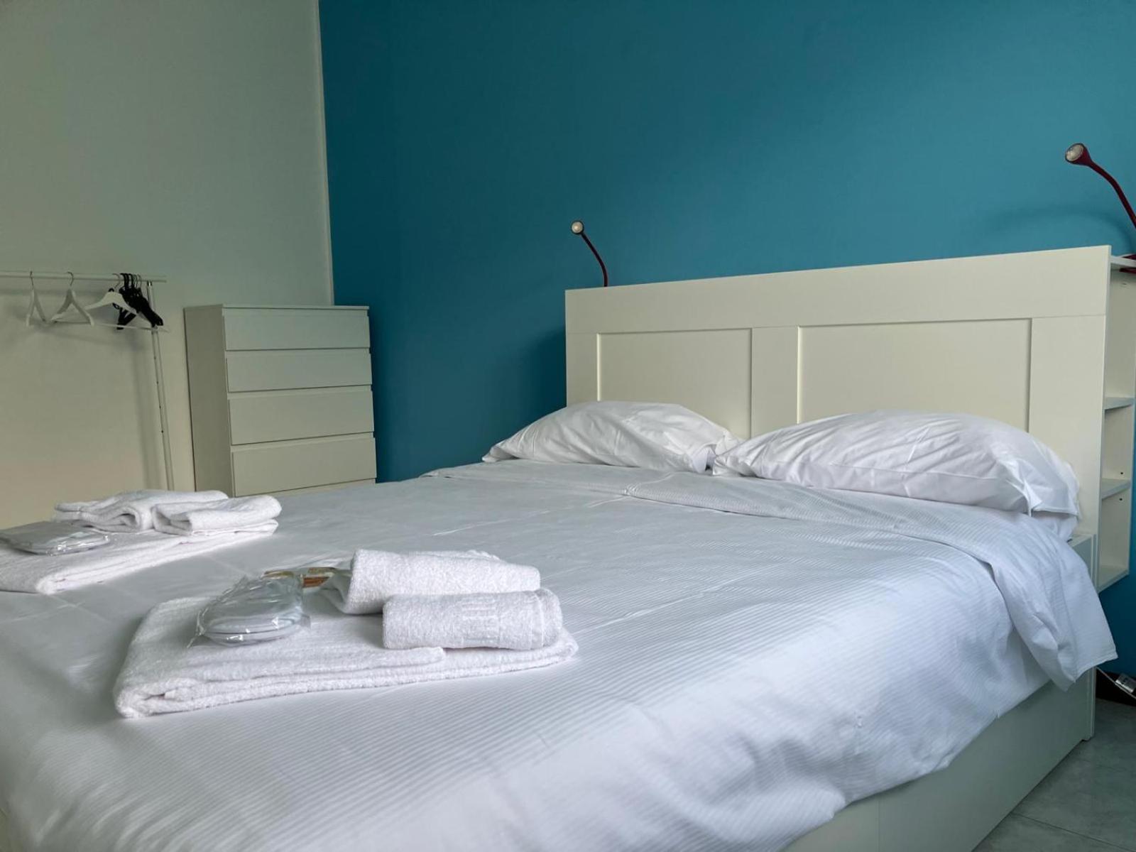 Happy Guest Apartments - Lake View And Pool Riva di Solto Ngoại thất bức ảnh