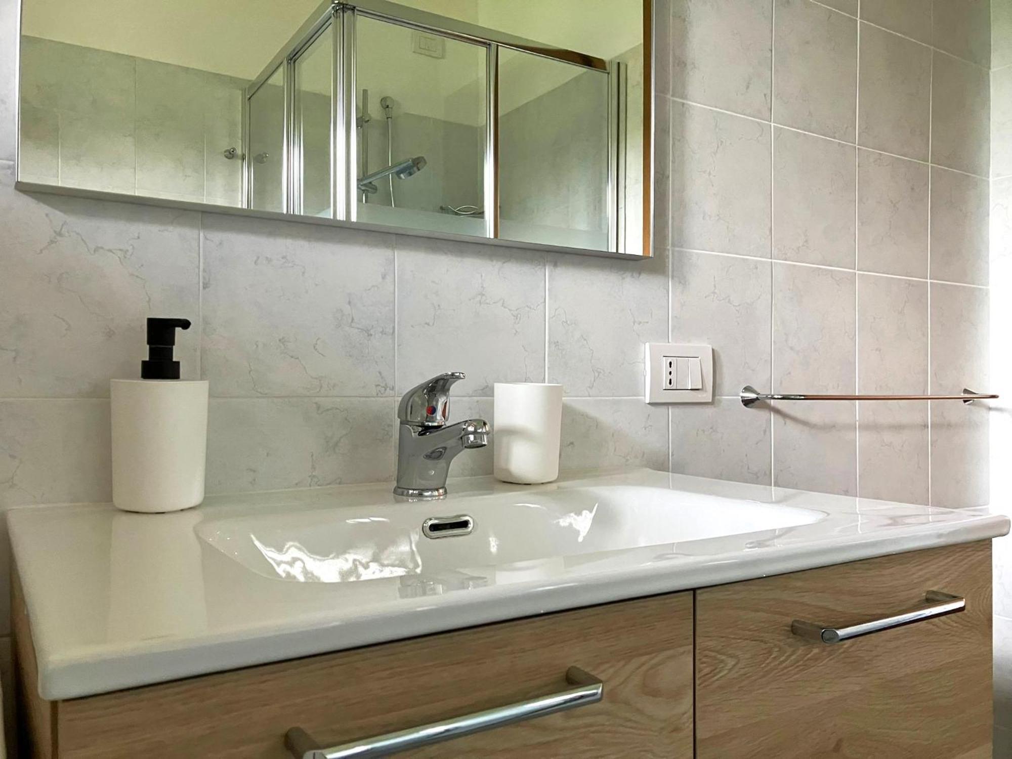 Happy Guest Apartments - Lake View And Pool Riva di Solto Ngoại thất bức ảnh